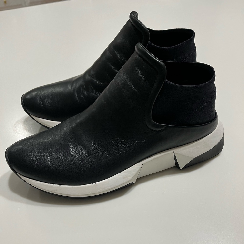 Via Spiga slip on black leather sneakers with white rubber platform. Size 7